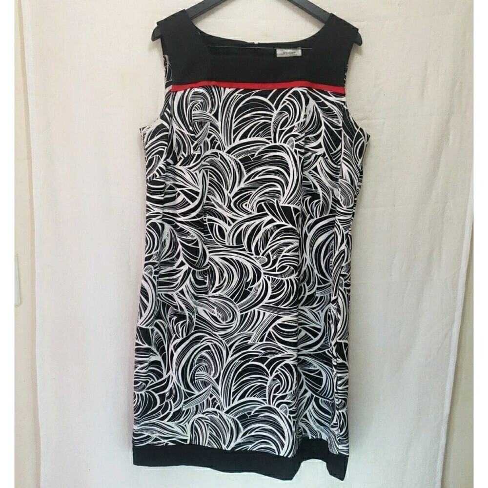 Dress Barn Woman's Sleeveless Back Zip Dress Black White Sophisticated Size 18